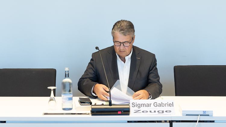 Sigmar Gabriel kurz vor Beginn der öffentlichen Zeugenvernehmung.