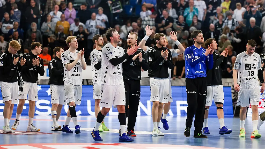 Kiels-Spieler-jubeln-nach-dem-Heimsieg-gegen-Berlin