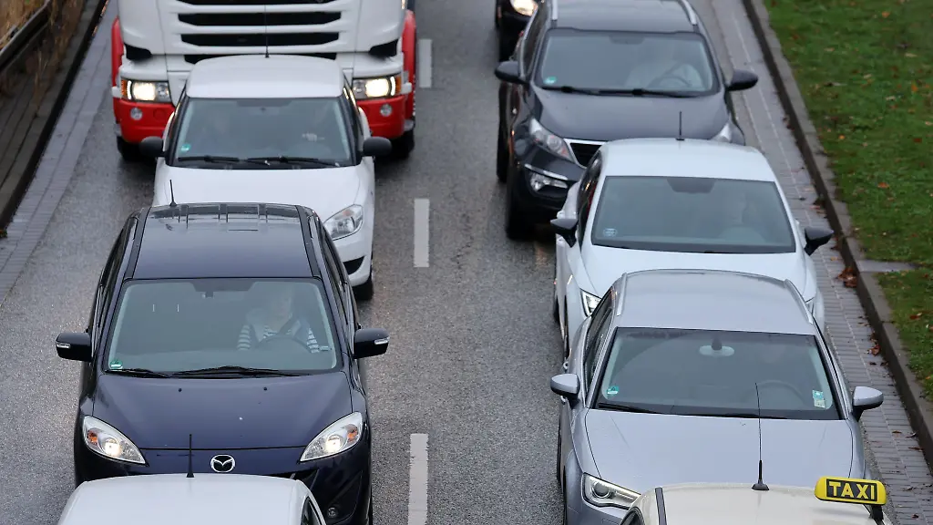 Fahrzeuge-stehen-auf-einer-Strasse-im-Stau