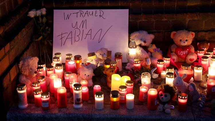 Kerzen und Andenken vor die Marienkirche in Güstrow: Die Anteilnahme um den ermordeten Fabian ist groß. 