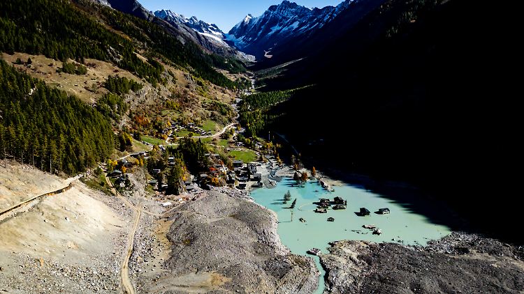 Blick auf Blatten Mitte Oktober 2025 - also viereinhalb Monate nach der Katastrophe.