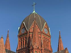 Vier Männer bekamen den Segen: Evangelische Kirche will "Polyhochzeit" nicht billigen