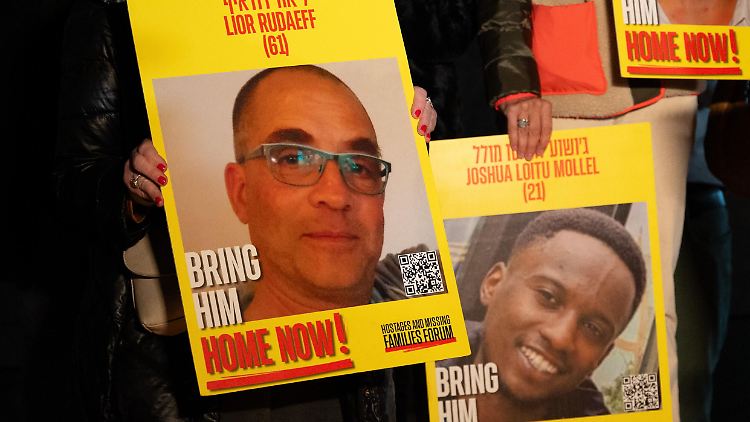 Auch in New York City gingen Menschen auf die Straße, um für die Übergabe der Geiseln und der Körper der Getöteten zu demonstrieren. 