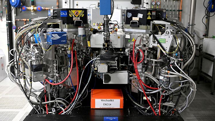 Blick auf eine Maschine in einer Produktionslinie des niederländischen Halbleiterunternehmens Nexperia in Hamburg.