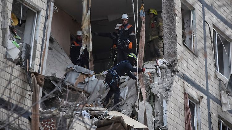 In der Regionalhauptstadt Dnipro wurden den Behörden zufolge zwei Menschen getötet. 