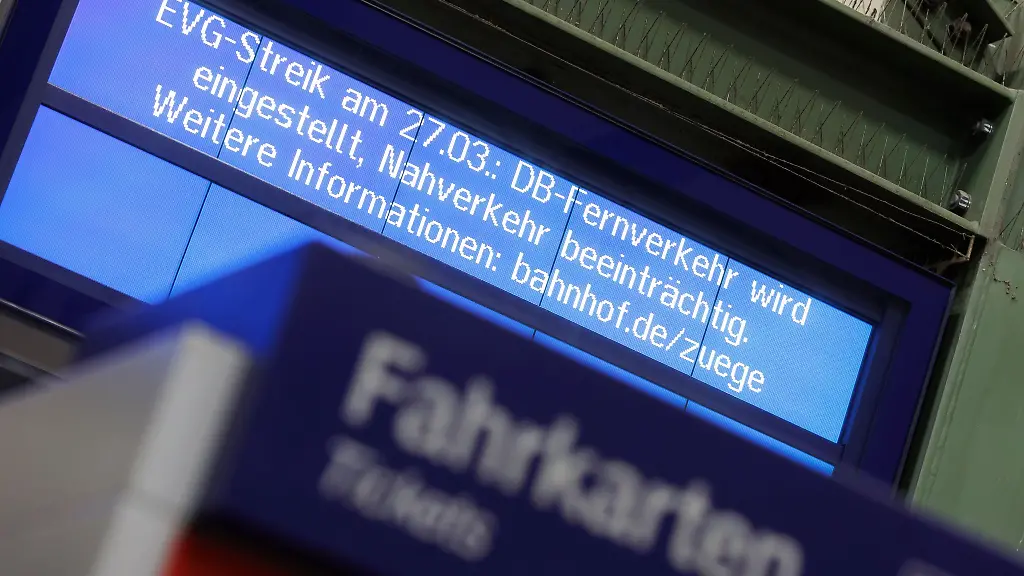 Eine-Hinweistafel-weist-auf-den-Streik-der-EVG-hin