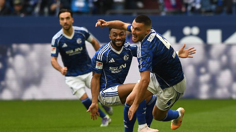 Hasan Kurucay (rechts) schoss den FC Schalke 04 früh vorerst an die Tabellenspitze.