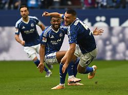 Bielefeld zerlegt KSC: Schalke 04 kämpft sich nach Traumstart an die Spitze