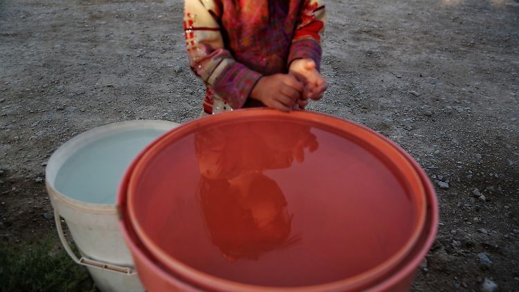 In größeren Wohnkomplexen haben die Behörden die Bewohner bereits dazu aufgefordert, Wasser in Badewannen und Behältern zu speichern.