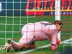 Bayerns Super-Serie gerissen: Manuel Neuer patzt böse und nimmt Tor "auf jeden Fall" auf seine Kappe