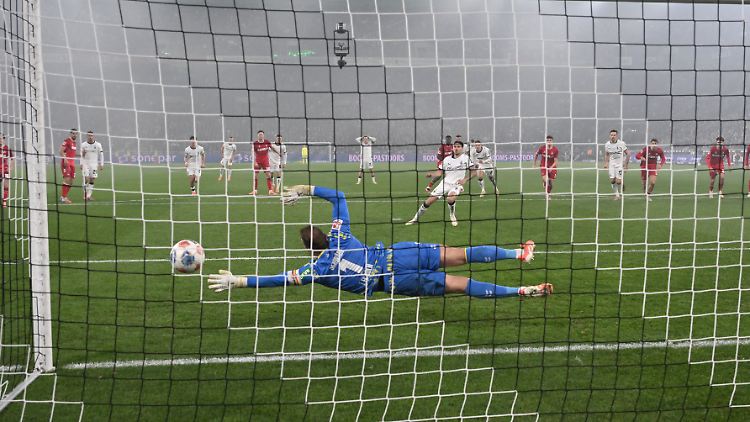 Beim zweiten Elfmeter des Abends ist Marvin Schwäbe machtlos.