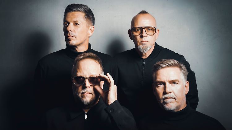 Smudo, Andreas Rieke (unten, l.-r.), Michael Beck und Thomas D (oben, l.-r.), die Fantastischen Vier, treten seit 1989 gemeinsam auf. 