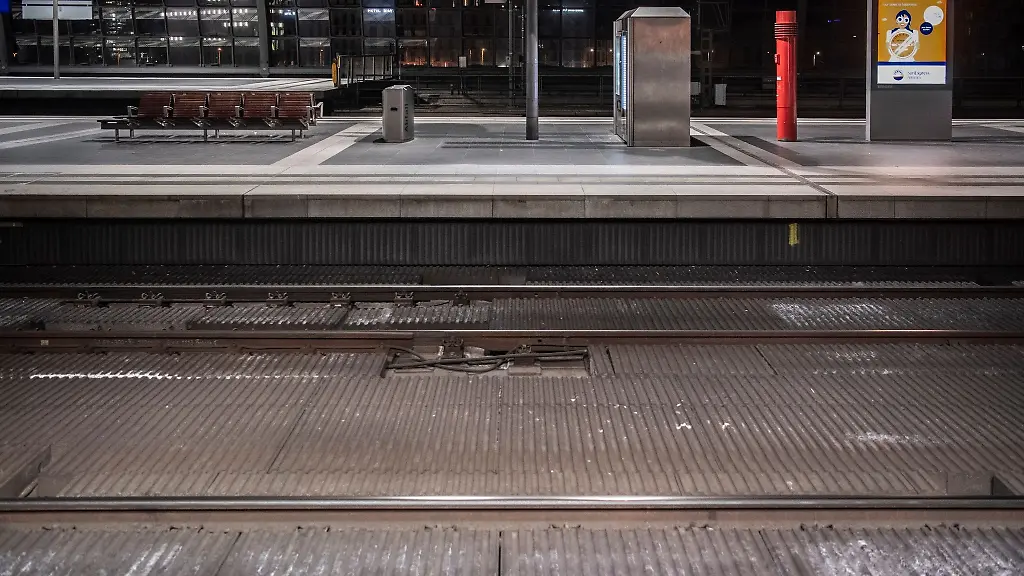 Verwaist-ist-ein-Bahnsteig-im-Hauptbahnhof-Berlin-beim-bundesweiten-Warnstreik-im-Verkehrssektor-Mit-einem-gross-angelegten-bundesweiten-Warnstreik-haben-die-Gewerkschaften-EVG-und-Verdi-am-Montag-weite-Teile-des-oeffentlichen-Verkehrs-lahmgelegt