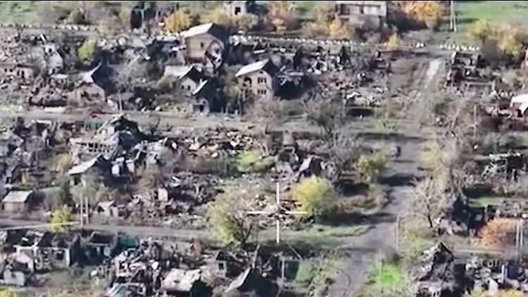 In den Ruinen des völlig zerstörten Ortes gibt es Häuserkämpfe.