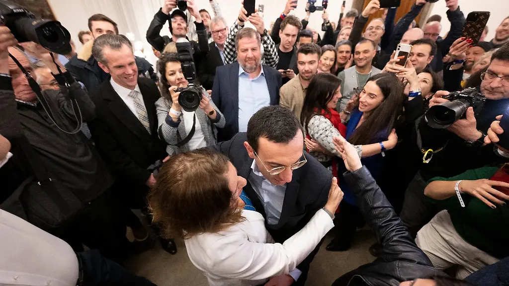 Mike-Josef-SPD-kommt-nach-dem-Gewinn-der-Stichwahl-zum-Frankfurter-Oberbuergermeister-in-den-Roemer