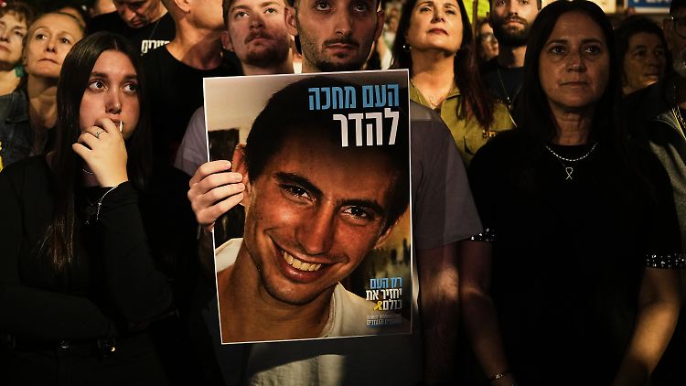 Mit Bildern von Hadar Goldin erinnern die Demonstranten an den Soldaten,