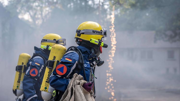 Zivilschutzübung in NRW: Nach einem Drohnenangriff klären Einsatzkräfte den Bereich auf. 