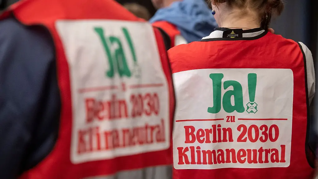 Mitglieder-des-Buendnisses-Berlin-2030-Klimaneutral-stehen-bei-der-Wahlparty-zum-Volksentscheid-Berlin-2030-Klimaneutral