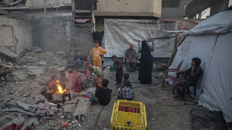 Der Großteil der Bevölkerung muss wegen der schweren Zerstörungen in Zelten leben. 