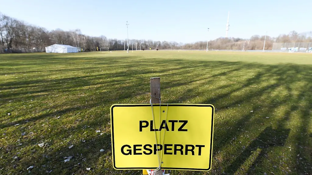 Am-Rande-eines-Fussballplatzes-steht-ein-Schild-mit-der-Aufschrift-Platz-gesperrt