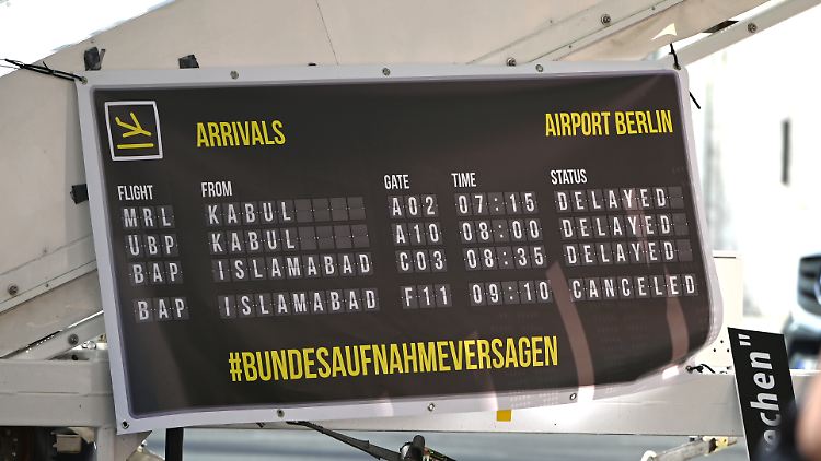 Nur vereinzelt kommen Afghanen nach Deutschland. Der Großteil sitzt in Pakistan fest.