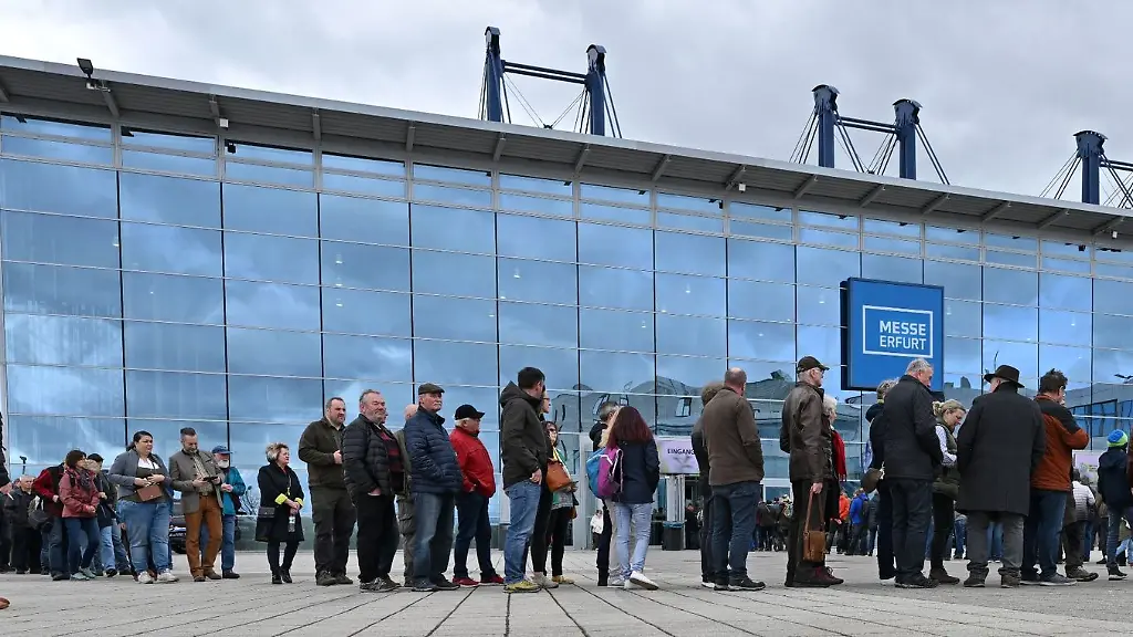 Besucher-stehen-Schlange-am-Eingang-der-Messen-Reiten-Jagen-Fischen-und-Forst3