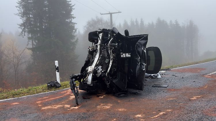 Beide Fahrzeuge nahmen beträchtlichen Schaden und mussten abgeschleppt werden.