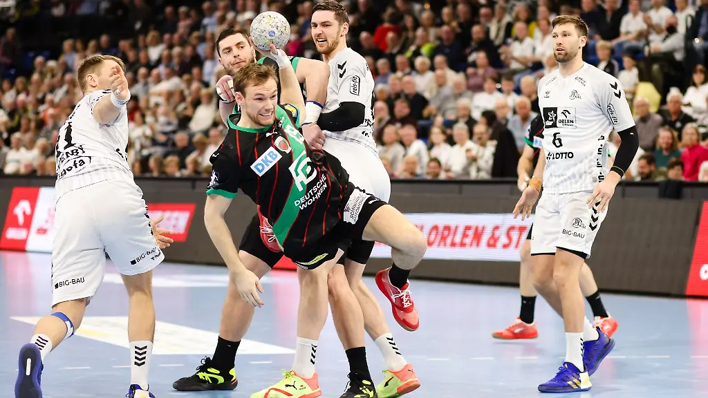 Berlins-Mathias-Gidsel-und-Kiels-Hendrik-Pekeler-kaempfen-um-den-Ball