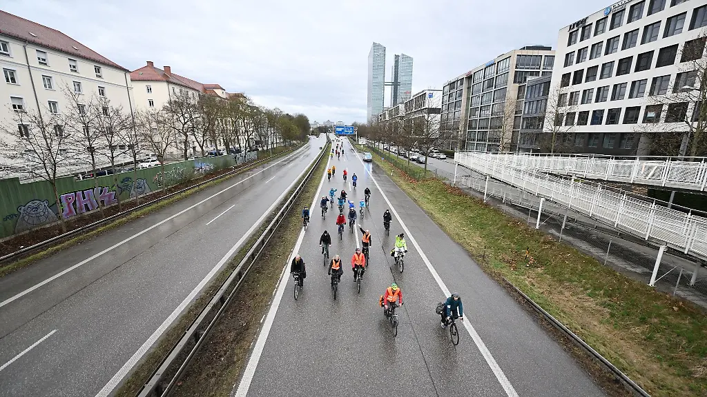 Demonstrationsteilnehmerinnen-fahren-auf-der-in-beide-Richtungen-gesperrten-Autobahn-A9-mit-dem-Rad