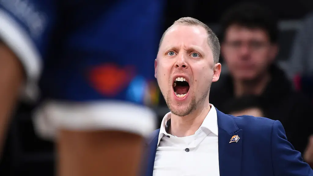 Trainer-Christian-Held-spricht-am-Seitenrand