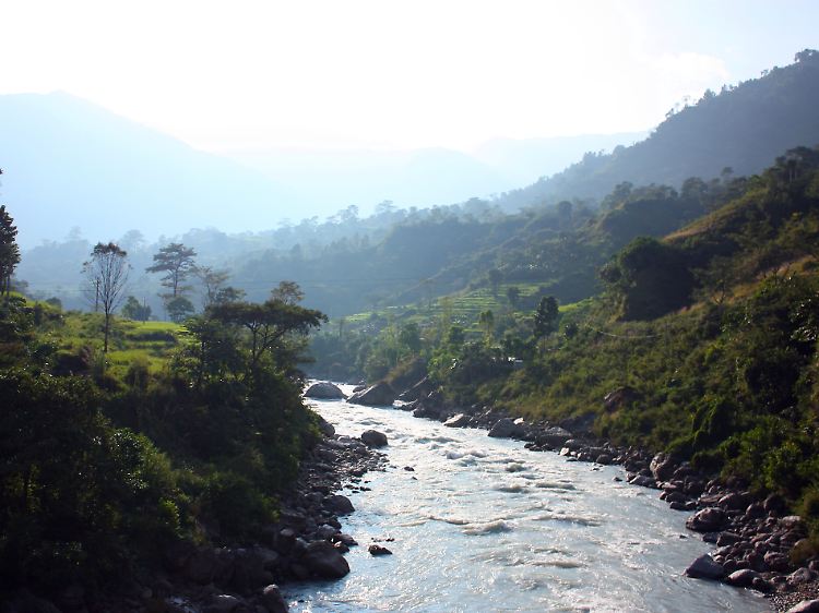 Der Auftakt: Zu Beginn führt der Weg ins Annapurna-Massiv durch das satte Grün der Reisterrassen.