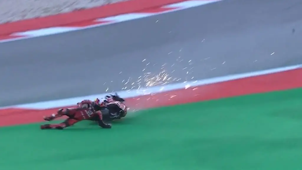 MotoGP-Pilot-bricht-sich-Wirbel-bei-Horror-Crash