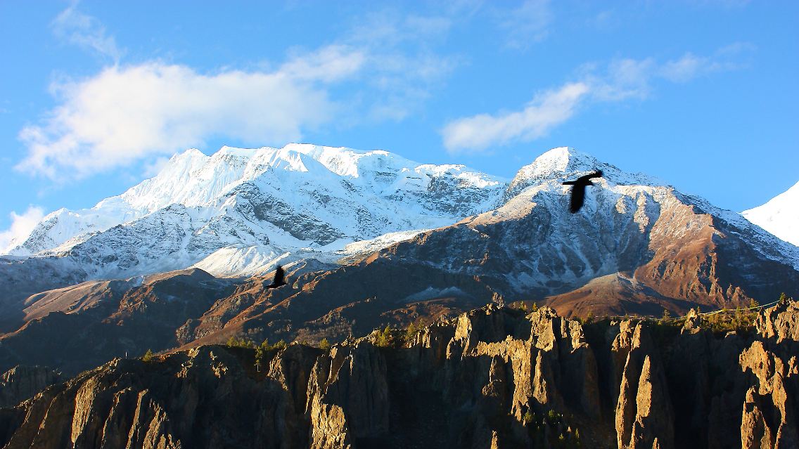 Stete Begleiter: Auf dem Halbkreis durch das Amphitheater des Annapurna-Gebirges sind fast immer Schneeriesen in Sicht.