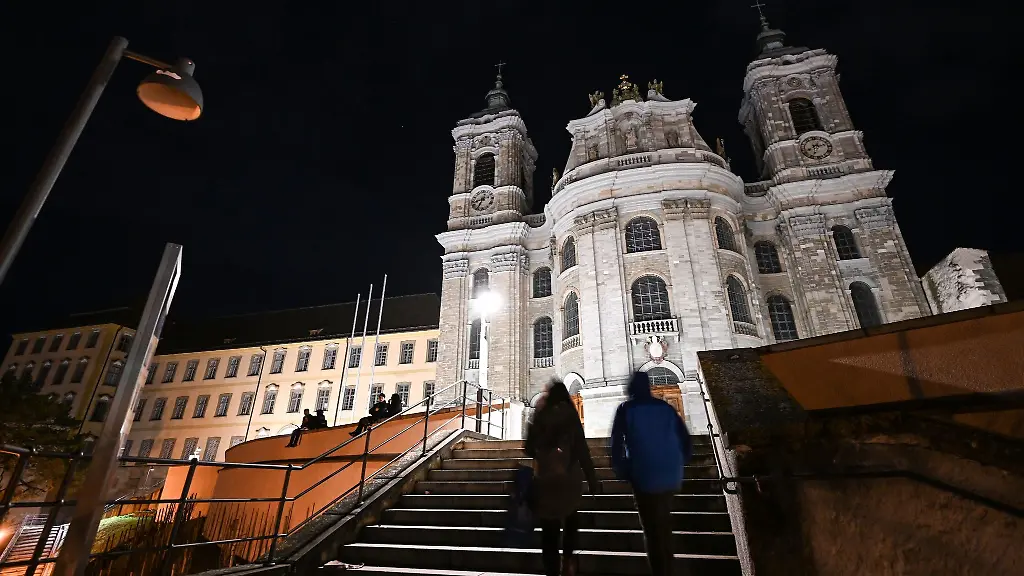 Die-Fassade-der-Basilika-wird-zur-Earth-Hour-nicht-wie-ueblich-von-Scheinwerfern-angestrahlt