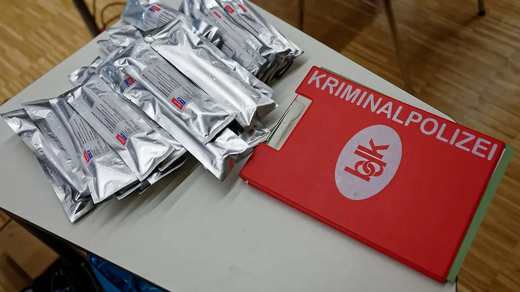 Teststaebchen-liegen-vor-Beginn-eines-DNA-Massentests-auf-einem-Tisch-bereit