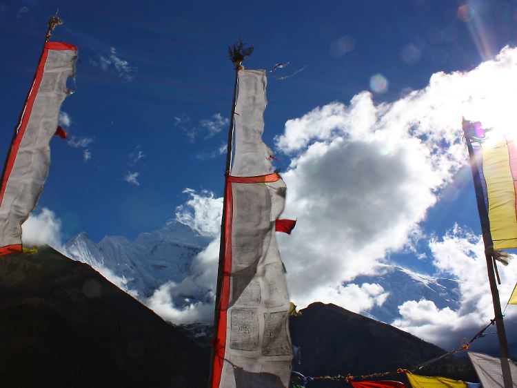 Boten Buddhas: Je weiter im Norden des Annapurna-Gebiets, desto mehr Gebetsfahnen flattern im Wind.