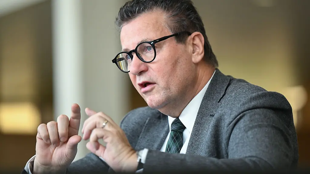 Landwirtschaftsminister-von-Baden-Wuerttemberg-Peter-Hauk-spricht-bei-einem-Interview-im-Landtag