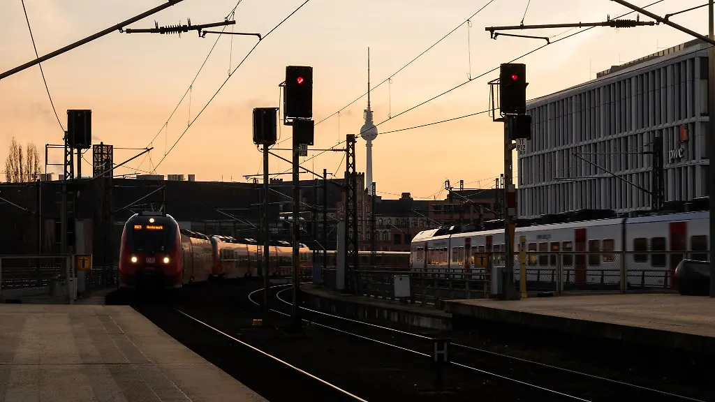 Zuege-fahren-fahren-ueber-die-Humboldthafenbruecke-in-den-Berliner-Hauptbahnhof
