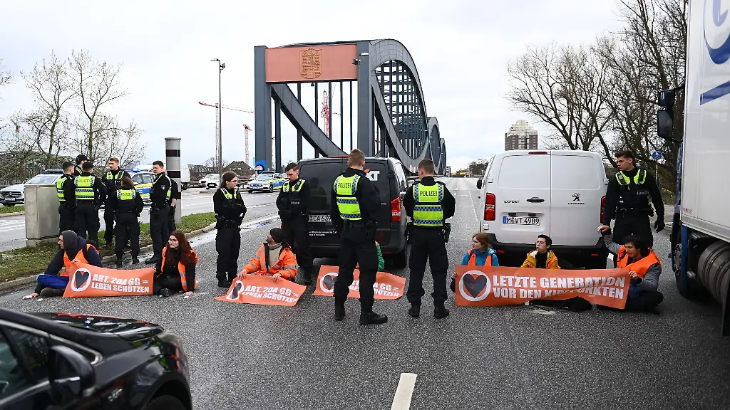 Klimaaktivisten-der-Bewegung-Letzte-Generation-haben-am-Samstag-die-Elbbruecken-stadteinwaerts-blockiert