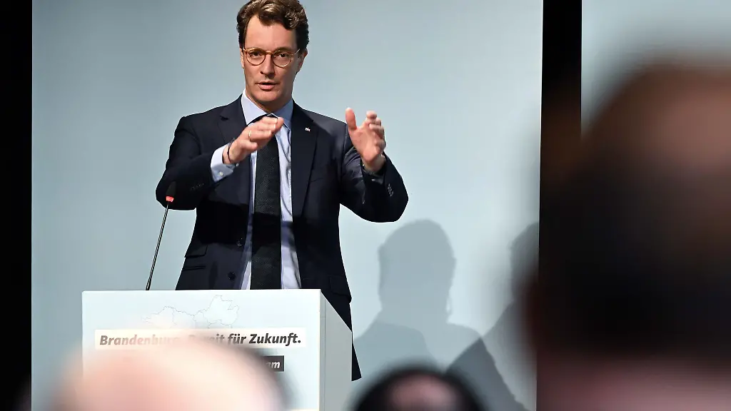 Ministerpraesident-von-Nordrhein-Westfahlen-Hendrik-Wuest-spricht-beim-Landesparteitag-der-CDU-Brandenburg