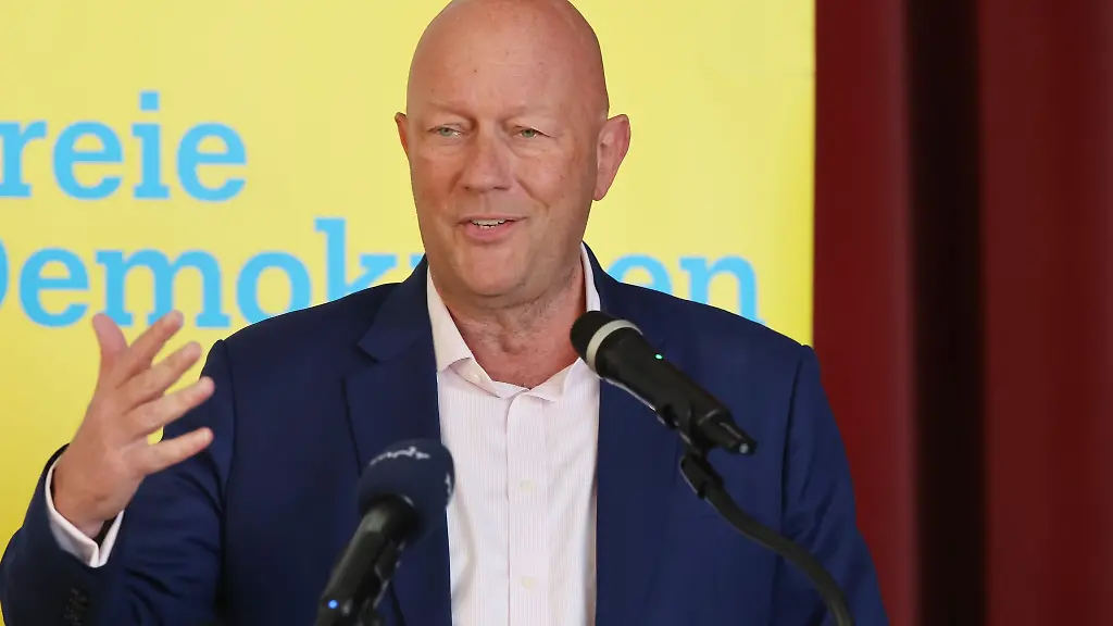 Landesvorsitzender-der-FDP-in-Thueringen-Thomas-L-Kemmerich-spricht-beim-Landesparteitag