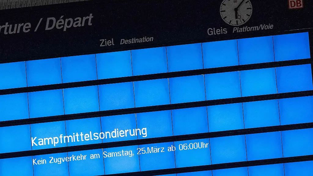 Blick-auf-eine-Anzeigetafel-im-Goettinger-Bahnhof