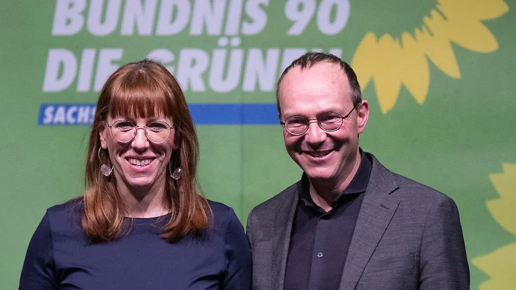 Justizministerin-von-Sachsen-Katja-Meier-und-Umweltminister-von-Sachsen-Wolfram-Guenther-stehen-auf-dem-Landesparteitag-auf-der-Buehne