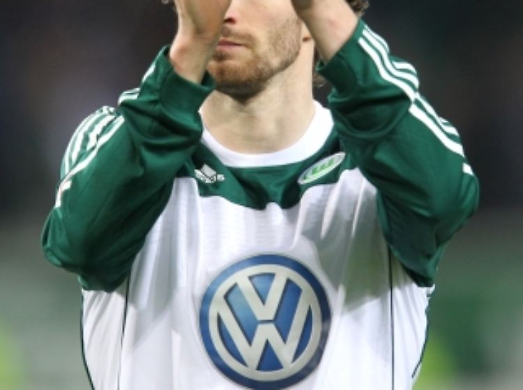 Sportlich aktiver Autobauer: Ein Spieler des VfL Wolfsburg trägt das VW-Logo und applaudiert nach der Niederlage gegen den Hamburger SV den Fans.