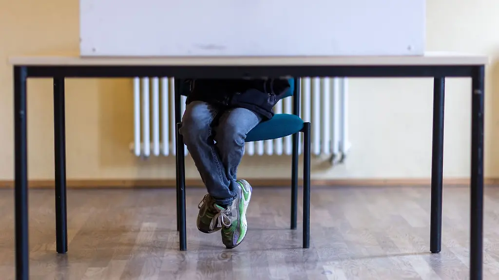 Ein-Kind-sitzt-in-der-Wahlkabine-und-kreuzt-seinen-Stimmzettel-fuer-die-Wahl-des-Jugendbuergermeisters-fuer-die-Gemeinde-Grambow-an