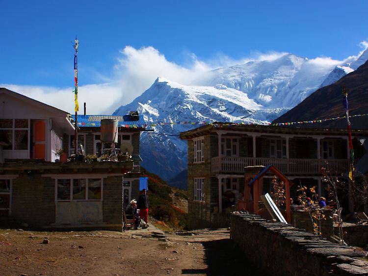 Geschafft: Am Ende der Tour fällt der Blick vom Dorf Yak Kharka zurück auf die Annapurnagruppe.