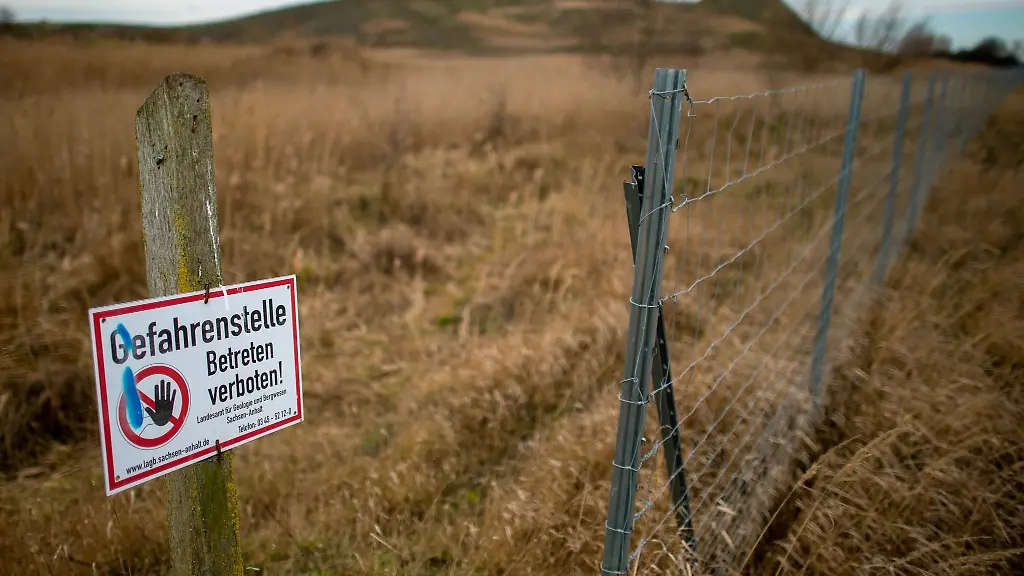 Gefahrenstelle-Betreten-verboten-steht-vor-dem-Gelaende-der-ehemaligen-Tongrube-Vehlitz