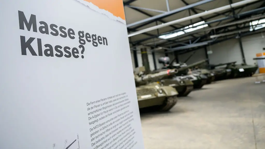 Masse-gegen-Klasse-steht-auf-einer-Informationswand-im-Deutschen-Panzermuseum-Munster-Im-Deutschen-Panzermuseum-in-Munster-ist-eine-neue-Dauerausstellung-zu-sehen-die-vor-allem-die-Hintergruende-des-Einsatzes-der-Kriegsgeraete-erklaert