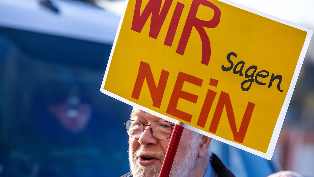 Gegner-einer-Fluechtlingsunterkunft-im-Ort-Upahl-protestieren-vor-dem-Tagungsgebaeude-des-Kreistages-Nordwestmecklenburg