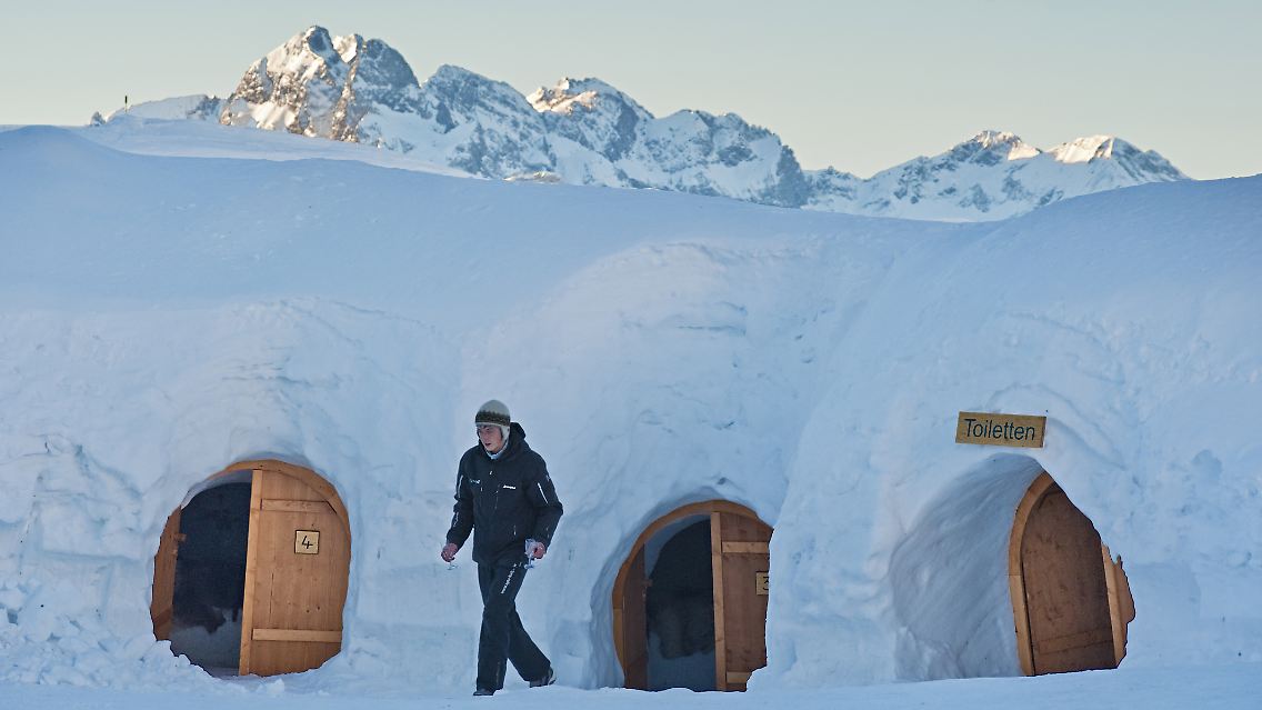 Das Iglu-Dorf unterhalb des Nebelhorns bei Oberstdorf in Schwaben.